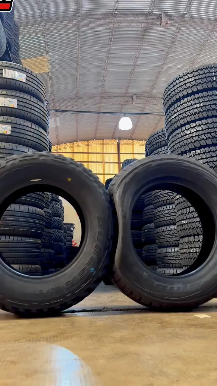 Neumáticos Bridgestone apilados en el depósito de Mantello