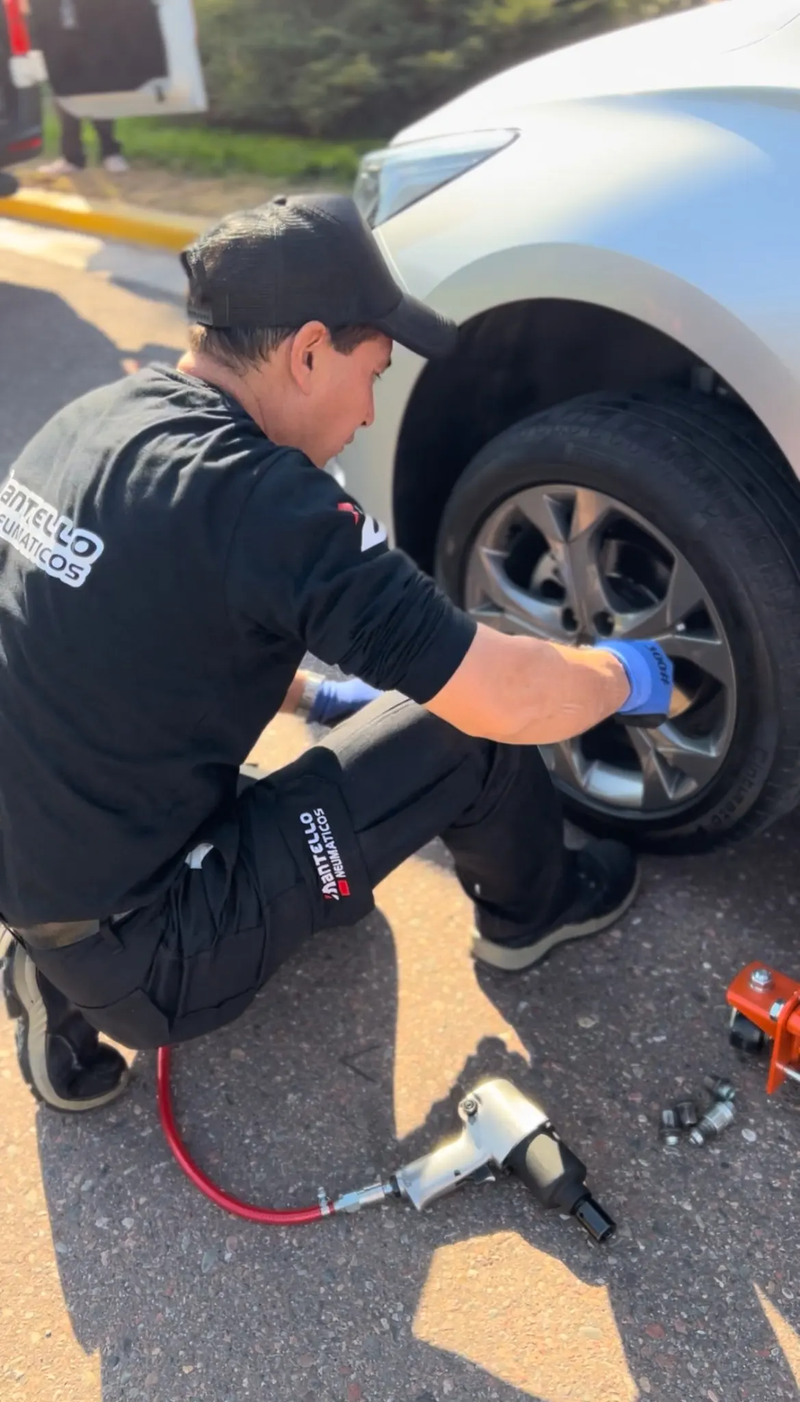 Técnico de Mantello colocando una rueda