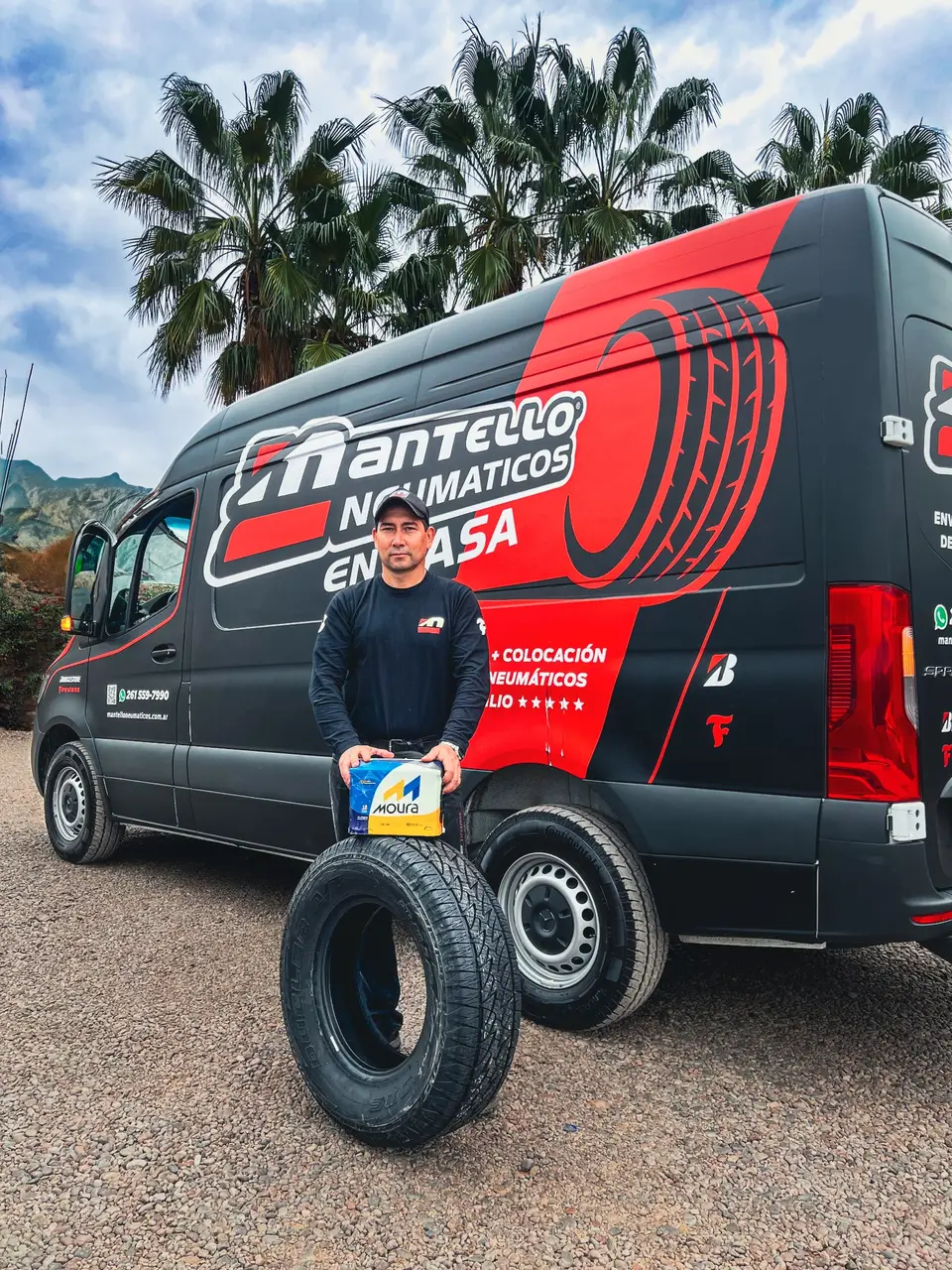 Técnico de Mantello en Casa junto a la Sprinter con un neumático