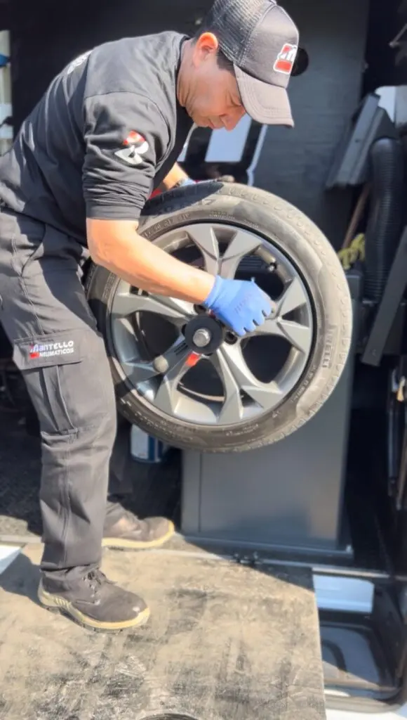 Técnico de Mantello montando un neumático