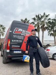 Técnico de Mantello en Casa con neumático Bridgestone y la Sprinter