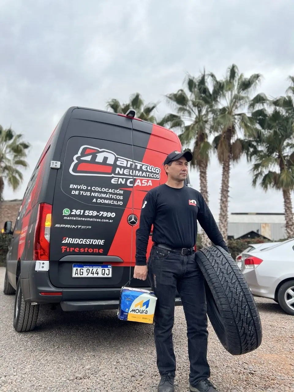 Técnico de Mantello en Casa con un neumático frente a la Sprinter