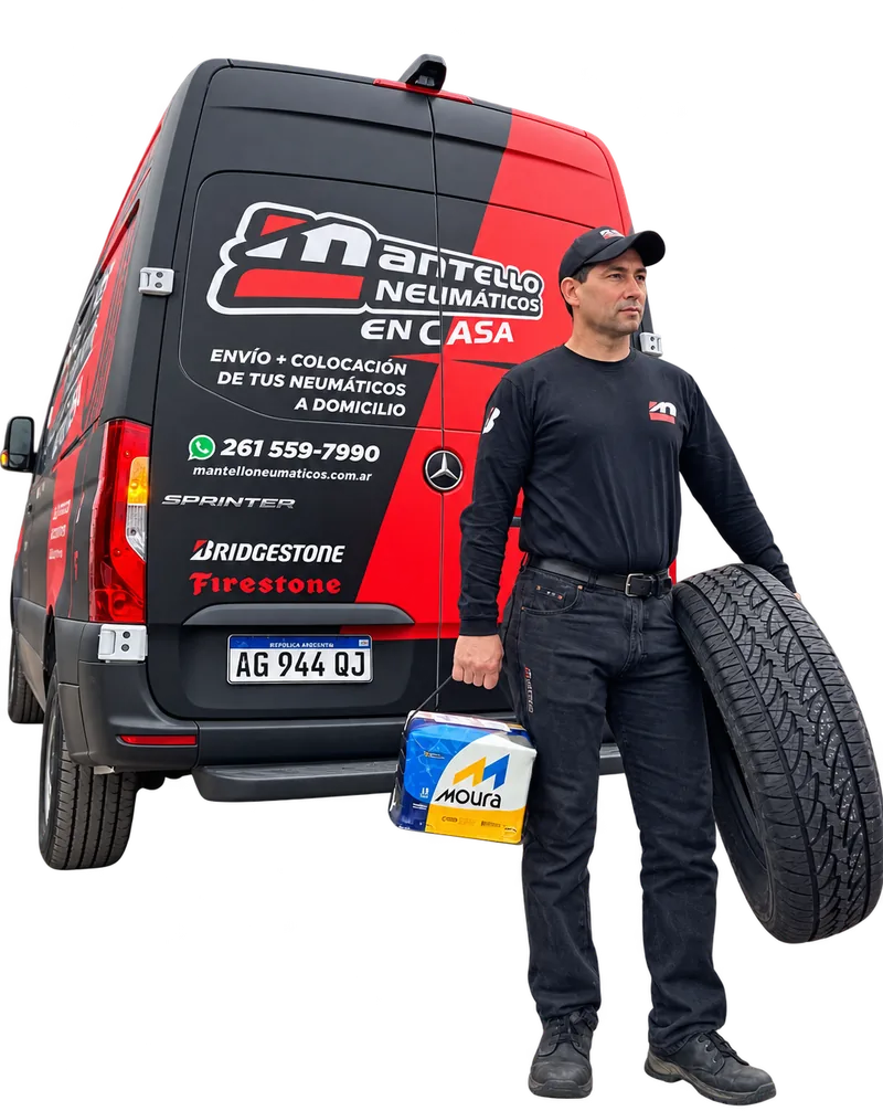 Técnico de Mantello en Casa con neumático y batería Moura junto a la Sprinter