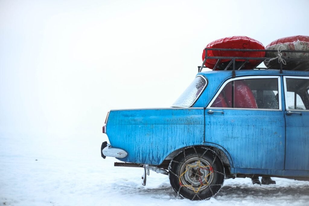 Auto con cadenas de nieve en la cordillera de los Andes Mendoza